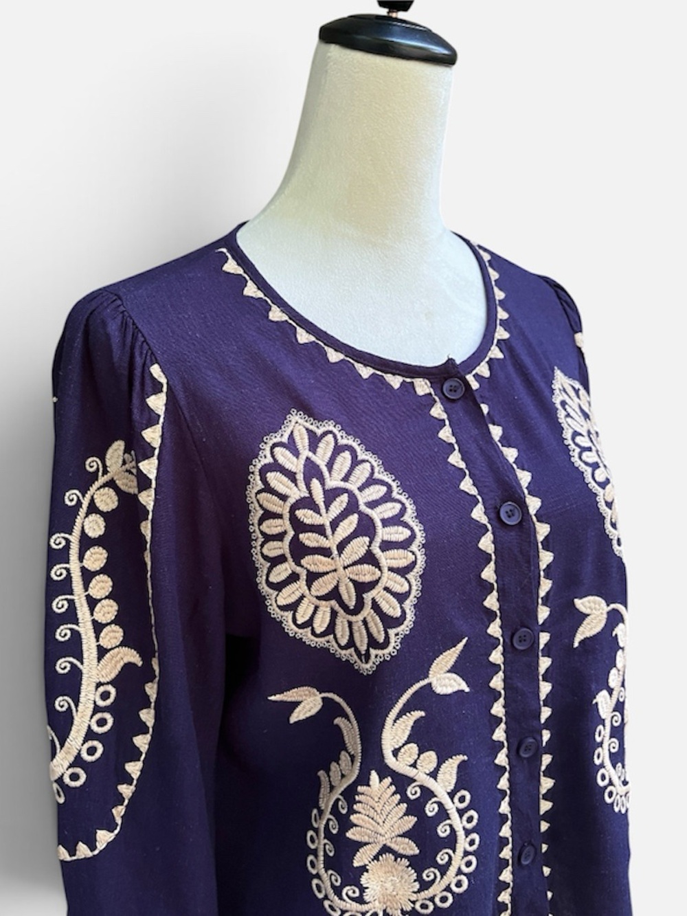 Solitaire Linen Blend Button Front Embroidered Blouse in Navy/Tan Sz M - Picture 2 of 11
